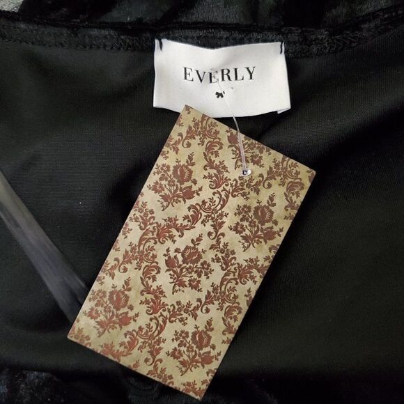 Everly Velvet Side Tie Top Black M NWT - Picture 6 of 7